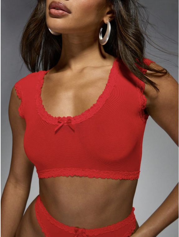 MISSGUIDED Ensemble lingerie délicat avec Top court à manches courtes avec bordure en dentelle, string à coupe haute. Détails en crochet, ultra doux. Confort pour le printemps et l'été
