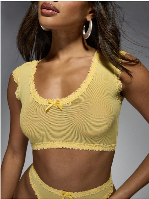 MISSGUIDED Ensemble lingerie délicat avec Top court à manches courtes avec bordure en dentelle, string à coupe haute. Détails en crochet, ultra doux. Confort pour le printemps et l'été