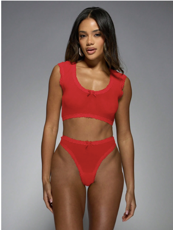 MISSGUIDED Ensemble lingerie délicat avec Top court à manches courtes avec bordure en dentelle, string à coupe haute. Détails en crochet, ultra doux. Confort pour le printemps et l'été